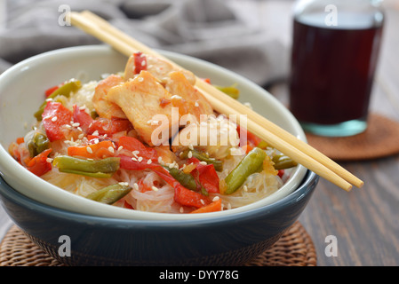 Les nouilles de riz avec le poulet et les légumes dans un bol closeup Banque D'Images