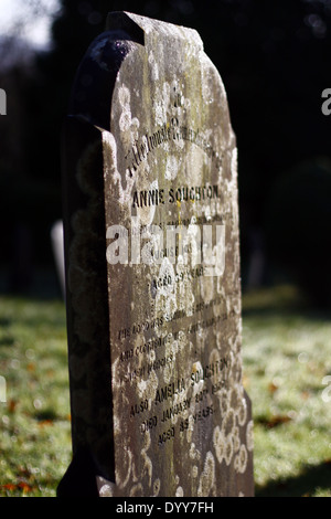 Pierre tombale dans le cimetière Mount à Guildford, Surrey Banque D'Images