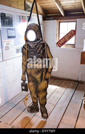 Découpe d'un carnaval costume de plongée atmosphérique au Centre pour des bateaux en bois Banque D'Images