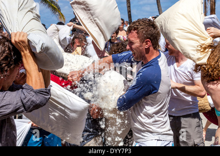 Pillow Fight de masse, South Beach, Miami, Floride, USA Banque D'Images