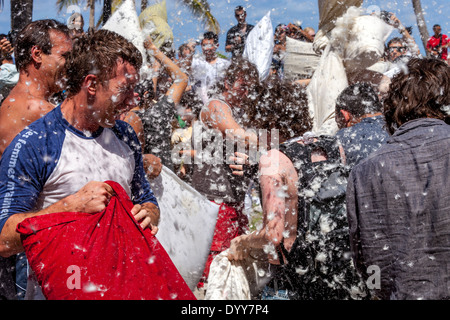 Pillow Fight de masse, South Beach, Miami, Floride, USA Banque D'Images