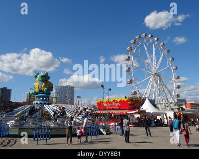 Barcelone, Espagne. Apr 27, 2014. Les forains qui est utilisé pour maintenir la foire d'avril de la Catalogne est perçue sur la rive de la Méditerranée, à Barcelone, Espagne, le 27 avril 2014. La foire d'avril de la Catalogne est un événement annuel qui se déroule dans la capitale catalane de Barcelone, Espagne. Il a généralement lieu au cours de la dernière semaine d'avril et la première semaine de mai. Credit : Zhou Zhe/Xinhua/Alamy Live News Banque D'Images