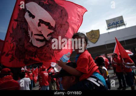 La ville de Panama, le 27 avril. 4 mai, 2014. Les partisans du candidat à la présidence du Conseil démocratique/Genaro Lopez participer à la clôture de l'événement de la campagne dans la ville de Panama, capitale du Panama, le 27 avril 2014. Panama tiendra ses élections générales pour choisir le prochain président le 4 mai 2014. © Mauricio Valenzuela/Xinhua/Alamy Live News Banque D'Images