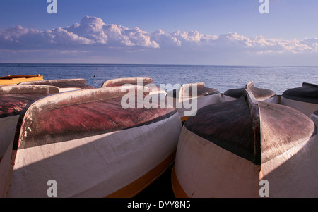 Bouleversé les bateaux de pêche sur la plage de Positano, Amalfi Coast, Italie Banque D'Images