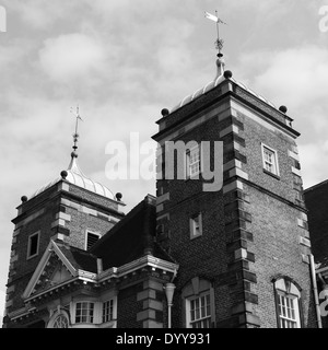 Architecture d'un bâtiment, y compris chaînages & dentil fronton, moulage, dans College Street, Newcastle upon Tyne, au Royaume-Uni. Banque D'Images