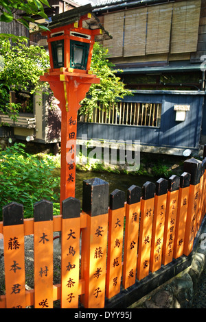 Shirakawa-Minami-dori, l'un des plus beaux et en même temps le plus typique japonais place est situé à Kyoto Banque D'Images