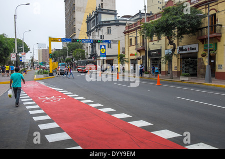 LIMA, PÉROU - CIRCA AVRIL 2014 : Avis de la célèbre et populeuse Jose Larco Ave, dans le quartier de Miraflores. Banque D'Images