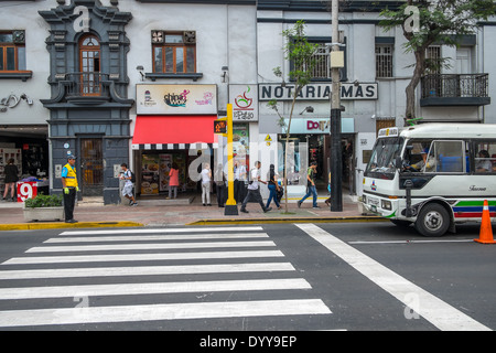 LIMA, PÉROU - CIRCA AVRIL 2014 : Avis de la célèbre et populeuse Jose Larco Ave, dans le quartier de Miraflores. Banque D'Images