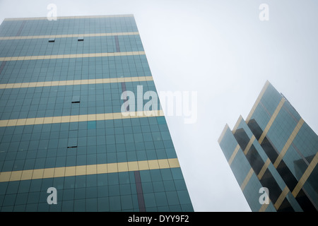 LIMA, PÉROU - CIRCA AVRIL 2014 : les gratte-ciel modernes dans la zone Miraflores de Lima, Pérou. Banque D'Images