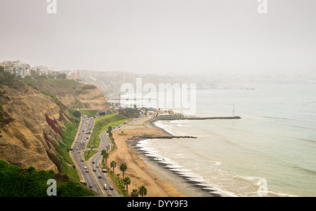 Vue sur l'Avenue 'Circuito de Playas' dans le centre commercial Larcomar à Lima, Pérou. Banque D'Images