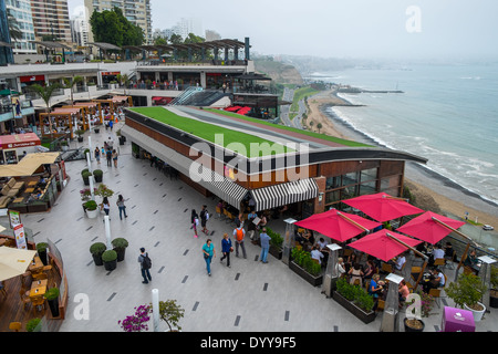 LIMA, PÉROU - CIRCA AVRIL 2014 : vue sur le centre commercial Larcomar dans la zone Miraflores de Lima, Pérou. Banque D'Images