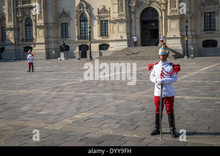 LIMA, PÉROU - CIRCA AVRIL 2014 : Gardes dans le Palais du Gouvernement du Pérou, dans le centre historique de Lima. Banque D'Images