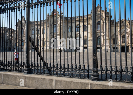 LIMA, PÉROU - CIRCA AVRIL 2014 : vue sur le palais du gouvernement dans le centre historique de Lima au Pérou Banque D'Images