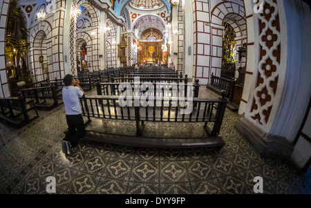 LIMA, PÉROU - CIRCA AVRIL 2014 : l'homme adorant au monastère de San Francisco dans le centre historique de Lima au Pérou Banque D'Images