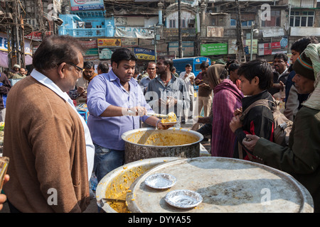 New Delhi, Inde. Vous profiterez gratuitement du riz à l'affamé, un acte de charité dans les rues de New Delhi. Banque D'Images