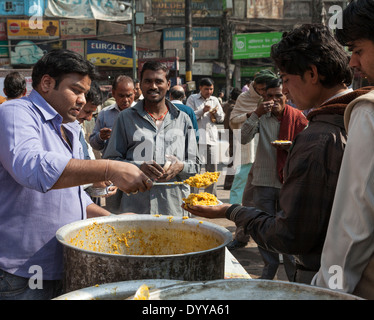 New Delhi, Inde. Vous profiterez gratuitement du riz à l'affamé, un acte de charité dans les rues de New Delhi. Banque D'Images