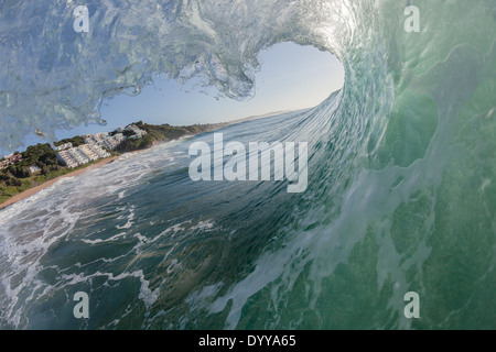 La houle à l'intérieur libre rencontre la puissance de l'eau s'écraser creux. Banque D'Images