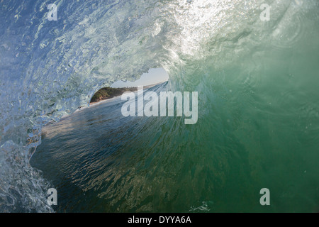 La houle à l'intérieur libre rencontre la puissance de l'eau s'écraser creux. Banque D'Images