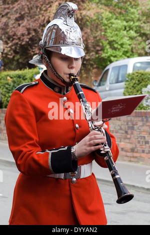 Marching brass band marchant dans la rue principale à Stratford upon Avon en Angleterre Banque D'Images
