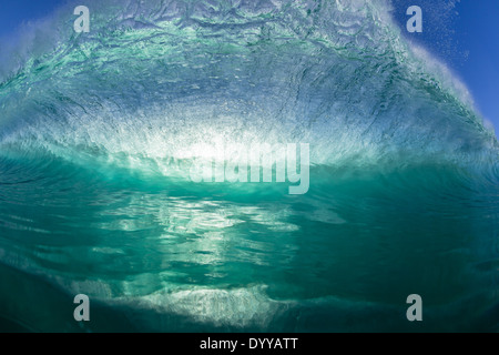 La houle à l'intérieur libre rencontre la puissance de l'eau s'écraser creux. Banque D'Images