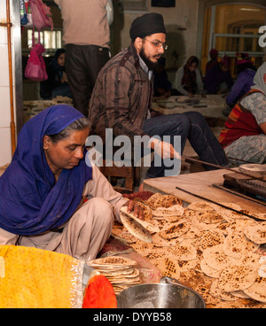 New Delhi, Inde. Les sikhs de la préparation (Chapatis un pain sans levain) pour le repas du soir offert à la faim. Banque D'Images