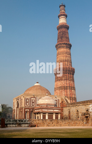 New Delhi, Inde. Qutb Minar, un tour de la Victoire et minaret, 13ème. Siècle. Banque D'Images