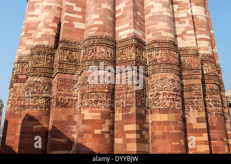 New Delhi, Inde. La calligraphie arabe en pierre près de la base du Qutb Minar, un tour de la Victoire et minaret, 13ème. Siècle. Banque D'Images