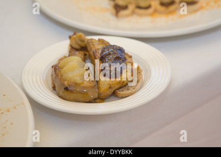 Foie gras grillé chaud sur les tranches de pain avec apple et les fraises de confiture sur le dessus Banque D'Images