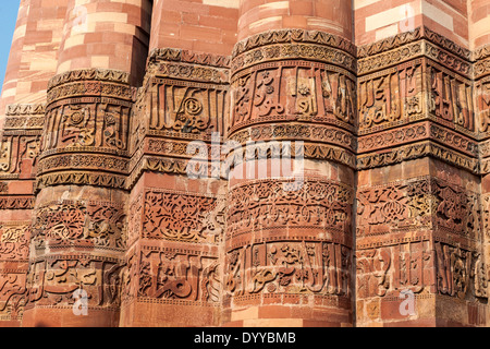 New Delhi, Inde. La calligraphie arabe en pierre près de la base du Qutb Minar, un tour de la Victoire et minaret, 13ème. Siècle. Banque D'Images