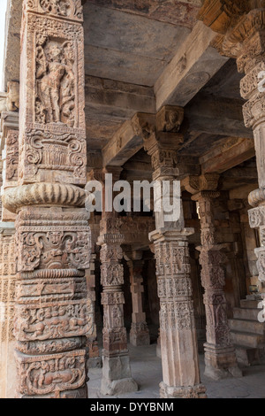 New Delhi, Inde. Colonnes hindoues incorporés dans la Quwwat Ul-Islam, première mosquée construite en Inde, 13ème. Siècle. Banque D'Images