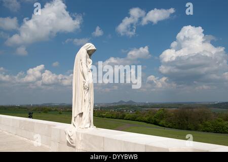 Vue sur le Monument commémoratif du Canada à Vimy, en France, 22 avril 2014. Le site est dédié à la mémoire de membres de la Force expéditionnaire du Canada tués durant la Première Guerre mondiale. Photo : Uwe Zucchi/dpa Banque D'Images