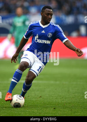 Gelsenkirchen, Allemagne. Apr 27, 2014. Chinedu Obasi du Schalke passe le ballon au cours de la Bundesliga match entre le FC Schalke 04 et le Borussia Moenchengladbach au Veltins-Arena de Gelsenkirchen, Allemagne, 27 avril 2014. Photo : MARIUS BECKER/dpa/Alamy Live News Banque D'Images