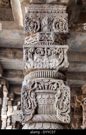 New Delhi, Inde. Colonnes hindoues incorporés dans la Quwwat Ul-Islam, première mosquée construite en Inde, Qutb Minar Complex. Banque D'Images