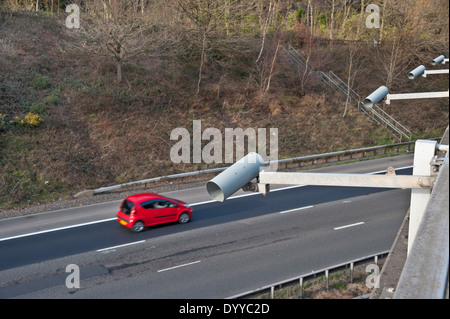 Une ligne de caméras CCTV dans un pont sur une autoroute au Royaume-Uni, l'enregistrement de toutes les personnes qui conduisent par. Banque D'Images