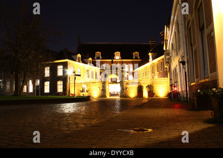 Martinikerhof, dans le vieux centre médiéval de Groningen, aux Pays-Bas avec la nuit de l'hôtel Prinsenhof Banque D'Images