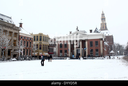 Vismarkt (marché aux poissons) square à Groningen (Pays-Bas) en hiver, Der Aa Kerk et Corn Exchange en arrière-plan Banque D'Images