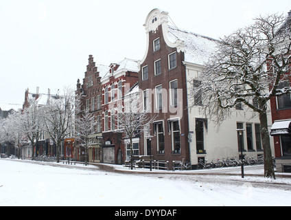 Maisons anciennes à Vismarkt (marché aux poissons) square à Groningen, aux Pays-Bas en hiver Banque D'Images