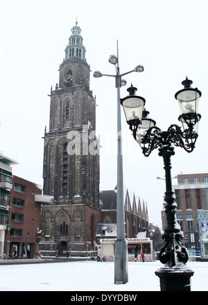 L'église Martini et tour Martinitoren sur la place centrale (Grote Markt) dans les Pays-Bas, Groningen hiver Banque D'Images