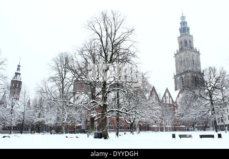 Martinikerhof avec hiver tour Martinitoren, une des plus anciennes places du centre-ville médiéval de Groningen, Pays-Bas. Banque D'Images