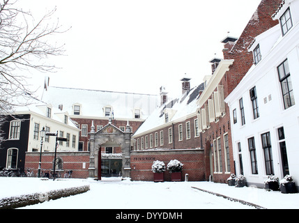 Martinikerhof, dans le vieux centre médiéval de Groningen, aux Pays-Bas en hiver, avec l'hôtel Prinsenhof Banque D'Images