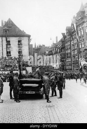 Adolf Hitler assiste à une parade sur sa partie du NSDAP, rallye 1937 Banque D'Images