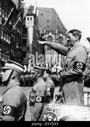 Adolf Hitler assiste à un défilé, 1935 Banque D'Images