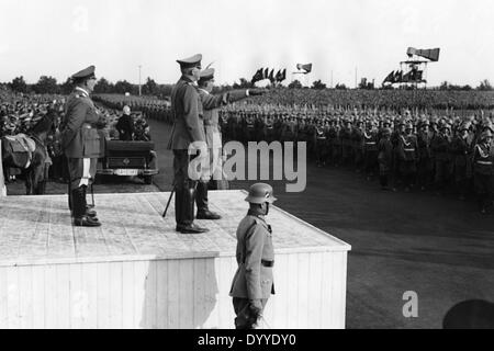 Adolf Hitler assiste à un défilé de l'armée de l'air dans la région de Nuremberg, 1935 Banque D'Images