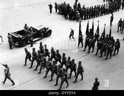 Adolf Hitler assiste à un défilé RAD à Nuremberg, 1934 Banque D'Images