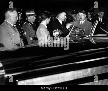 Adolf Hitler à la Mercedes stand de l'exposition d'automobiles, 1937 Banque D'Images