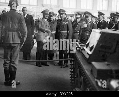 Adolf Hitler visite une exposition de la Wehrmacht, 1938 Banque D'Images