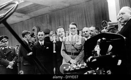 Adolf Hitler à la Mercedes stand de l'exposition d'automobiles, 1936 Banque D'Images