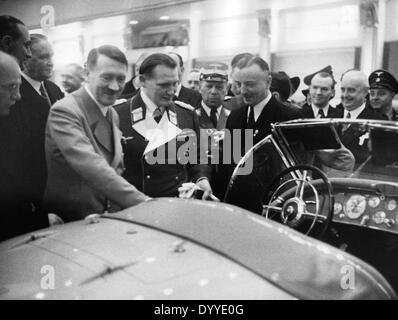 Adolf Hitler à la Mercedes stand de l'exposition d'automobiles, 1939 Banque D'Images