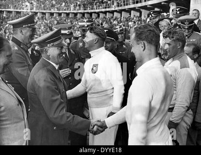 Adolf Hitler félicite les gagnants du lancer du poids, 1936 Banque D'Images