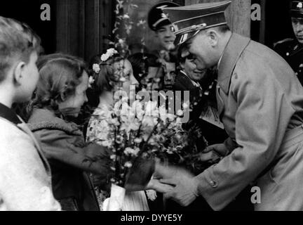 Adolf Hitler avec les jeunes filles, 1939 Banque D'Images